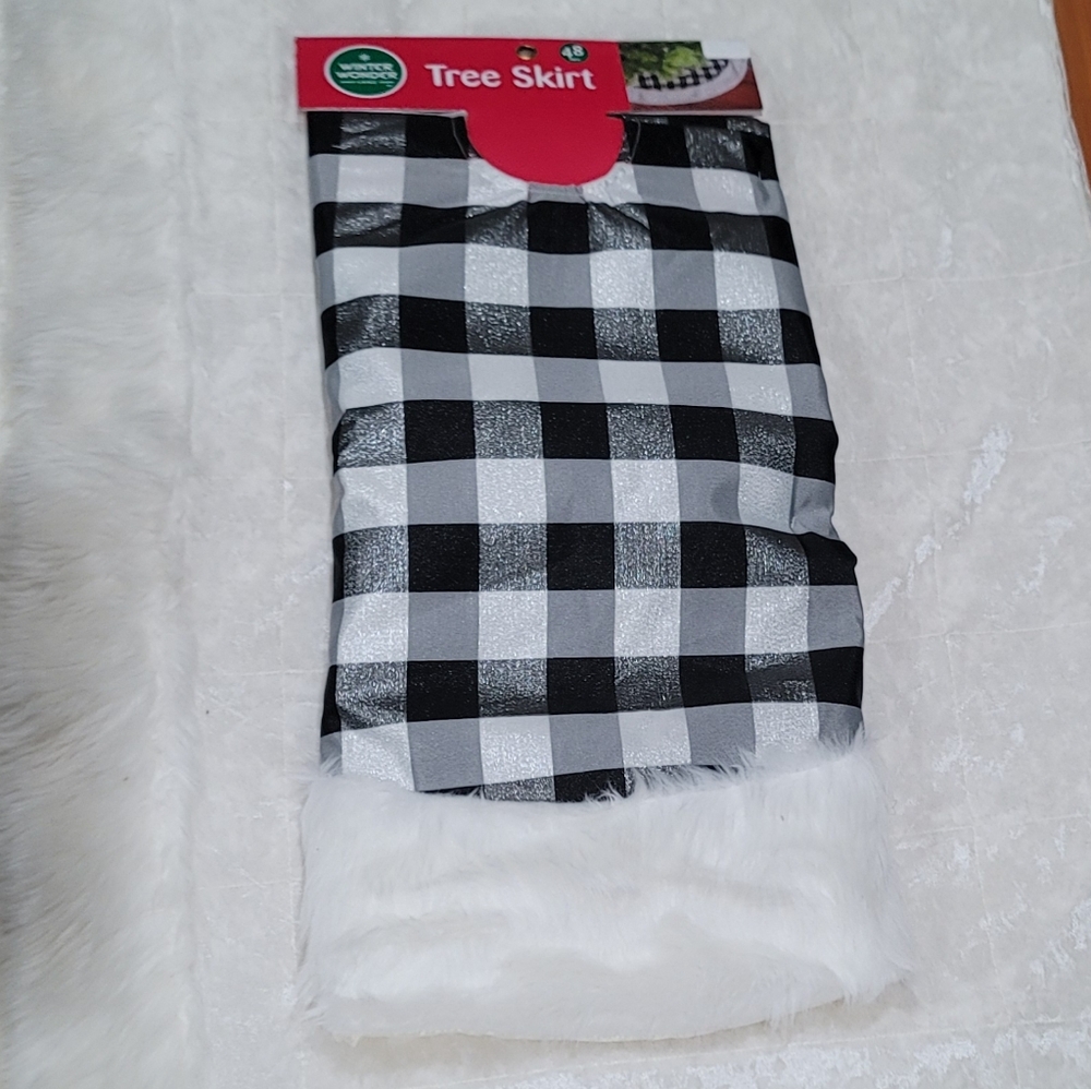 Winter Wonderlane Black/White Checkered Christmas Tree Skirt